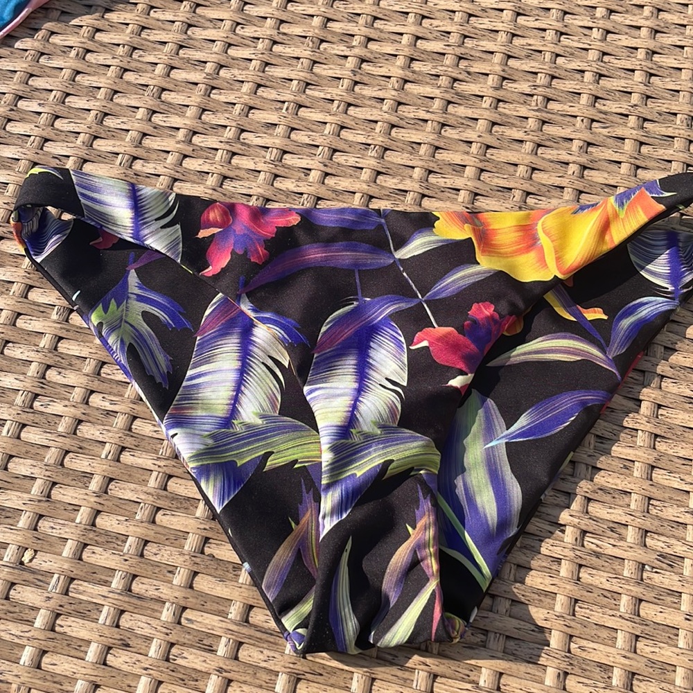 Hurley tropical floral print bikini bottoms, size xs
